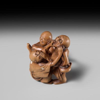 Lot 171 - A SUPERB WOOD NETSUKE OF THREE FIGHTING BLIND MEN, ATTRIBUTED TO KOKEISAI SANSHO