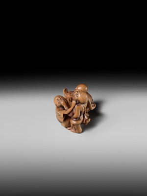 Lot 171 - A SUPERB WOOD NETSUKE OF THREE FIGHTING BLIND MEN, ATTRIBUTED TO KOKEISAI SANSHO