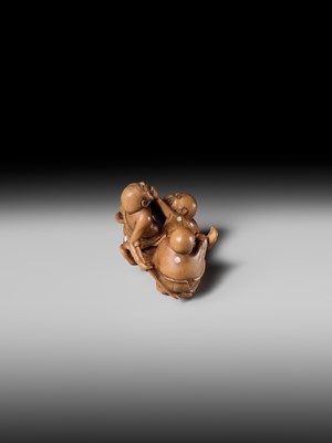 Lot 171 - A SUPERB WOOD NETSUKE OF THREE FIGHTING BLIND MEN, ATTRIBUTED TO KOKEISAI SANSHO