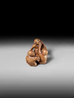 Lot 171 - A SUPERB WOOD NETSUKE OF THREE FIGHTING BLIND MEN, ATTRIBUTED TO KOKEISAI SANSHO