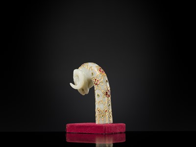 Lot 614 - A GOLD- AND GEM-SET JADE ‘RAM’S HEAD’ MUGHAL DAGGER HILT, 18TH-19TH CENTURY