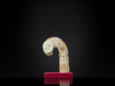 Lot 614 - A GOLD- AND GEM-SET JADE ‘RAM’S HEAD’ MUGHAL DAGGER HILT, 18TH-19TH CENTURY