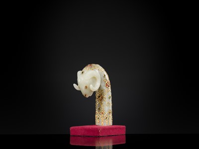 Lot 614 - A GOLD- AND GEM-SET JADE ‘RAM’S HEAD’ MUGHAL DAGGER HILT, 18TH-19TH CENTURY