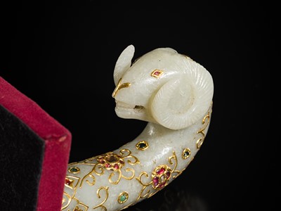 Lot 614 - A GOLD- AND GEM-SET JADE ‘RAM’S HEAD’ MUGHAL DAGGER HILT, 18TH-19TH CENTURY