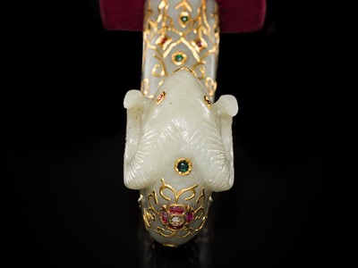 Lot 614 - A GOLD- AND GEM-SET JADE ‘RAM’S HEAD’ MUGHAL DAGGER HILT, 18TH-19TH CENTURY