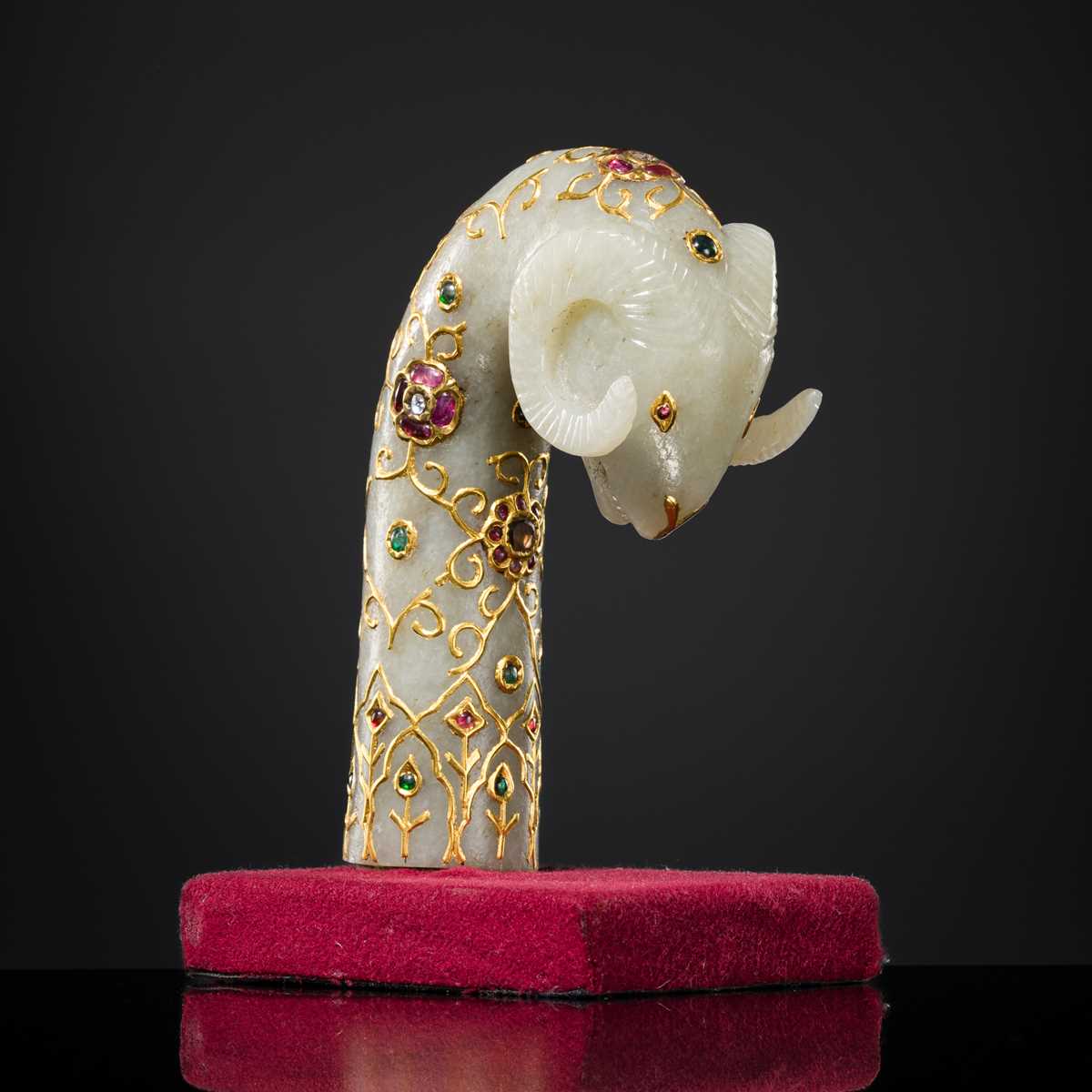 Lot 614 - A GOLD- AND GEM-SET JADE ‘RAM’S HEAD’ MUGHAL DAGGER HILT, 18TH-19TH CENTURY