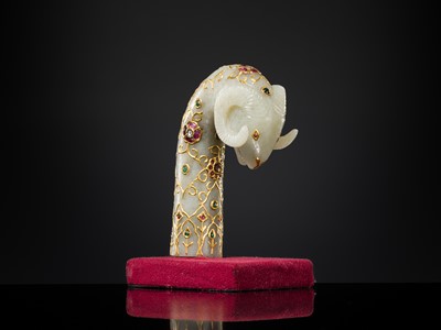 Lot 614 - A GOLD- AND GEM-SET JADE ‘RAM’S HEAD’ MUGHAL DAGGER HILT, 18TH-19TH CENTURY