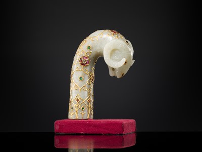 Lot 614 - A GOLD- AND GEM-SET JADE ‘RAM’S HEAD’ MUGHAL DAGGER HILT, 18TH-19TH CENTURY