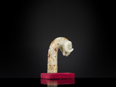 Lot 614 - A GOLD- AND GEM-SET JADE ‘RAM’S HEAD’ MUGHAL DAGGER HILT, 18TH-19TH CENTURY