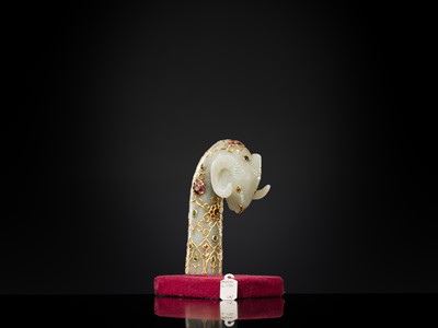 Lot 614 - A GOLD- AND GEM-SET JADE ‘RAM’S HEAD’ MUGHAL DAGGER HILT, 18TH-19TH CENTURY