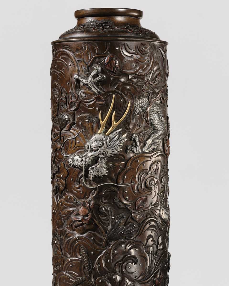 Lot 27 - TOSHINAGA FOR THE HAMADA COMPANY: A SUPERB SILVER-INLAID BRONZE ‘DRAGON’ VASE