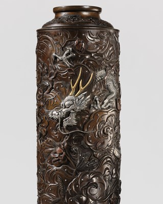 Lot 27 - TOSHINAGA FOR THE HAMADA COMPANY: A SUPERB SILVER-INLAID BRONZE ‘DRAGON’ VASE