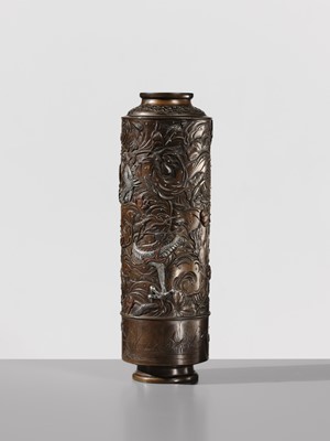 Lot 27 - TOSHINAGA FOR THE HAMADA COMPANY: A SUPERB SILVER-INLAID BRONZE ‘DRAGON’ VASE