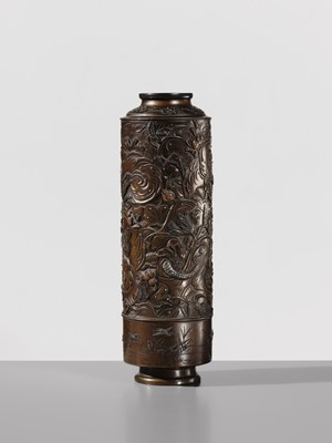 Lot 27 - TOSHINAGA FOR THE HAMADA COMPANY: A SUPERB SILVER-INLAID BRONZE ‘DRAGON’ VASE