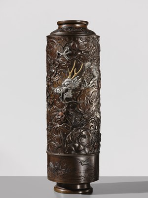 Lot 27 - TOSHINAGA FOR THE HAMADA COMPANY: A SUPERB SILVER-INLAID BRONZE ‘DRAGON’ VASE