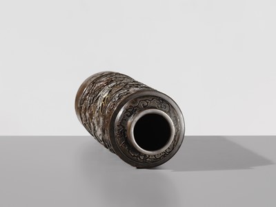 Lot 27 - TOSHINAGA FOR THE HAMADA COMPANY: A SUPERB SILVER-INLAID BRONZE ‘DRAGON’ VASE