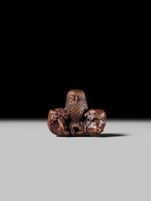 Lot 181 - KANO TOMOKAZU: A SUPERB WOOD NETSUKE OF AN OWL WITH MOVABLE OWLETS