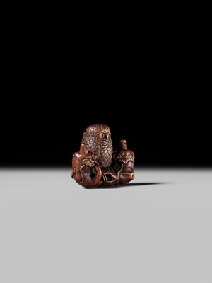 Lot 181 - KANO TOMOKAZU: A SUPERB WOOD NETSUKE OF AN OWL WITH MOVABLE OWLETS