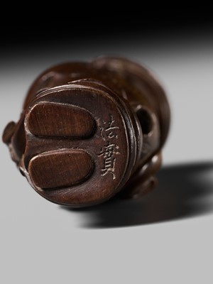 Lot 255 - HOJITSU: A FINE WOOD NETSUKE OF NABE KABURI