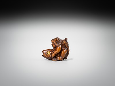 Lot 426 - AN AMUSING INLAID WOOD NETSUKE OF ONIWAKAMARU STRUGGLING WITH THE GIANT CARP