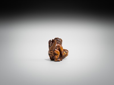 Lot 426 - AN AMUSING INLAID WOOD NETSUKE OF ONIWAKAMARU STRUGGLING WITH THE GIANT CARP