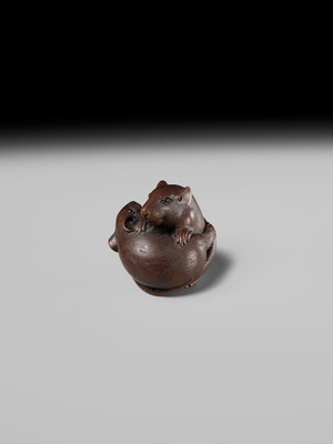 Lot 193 - ITTAN: A SUPERB WOOD NETSUKE OF TWO PLAYING RATS