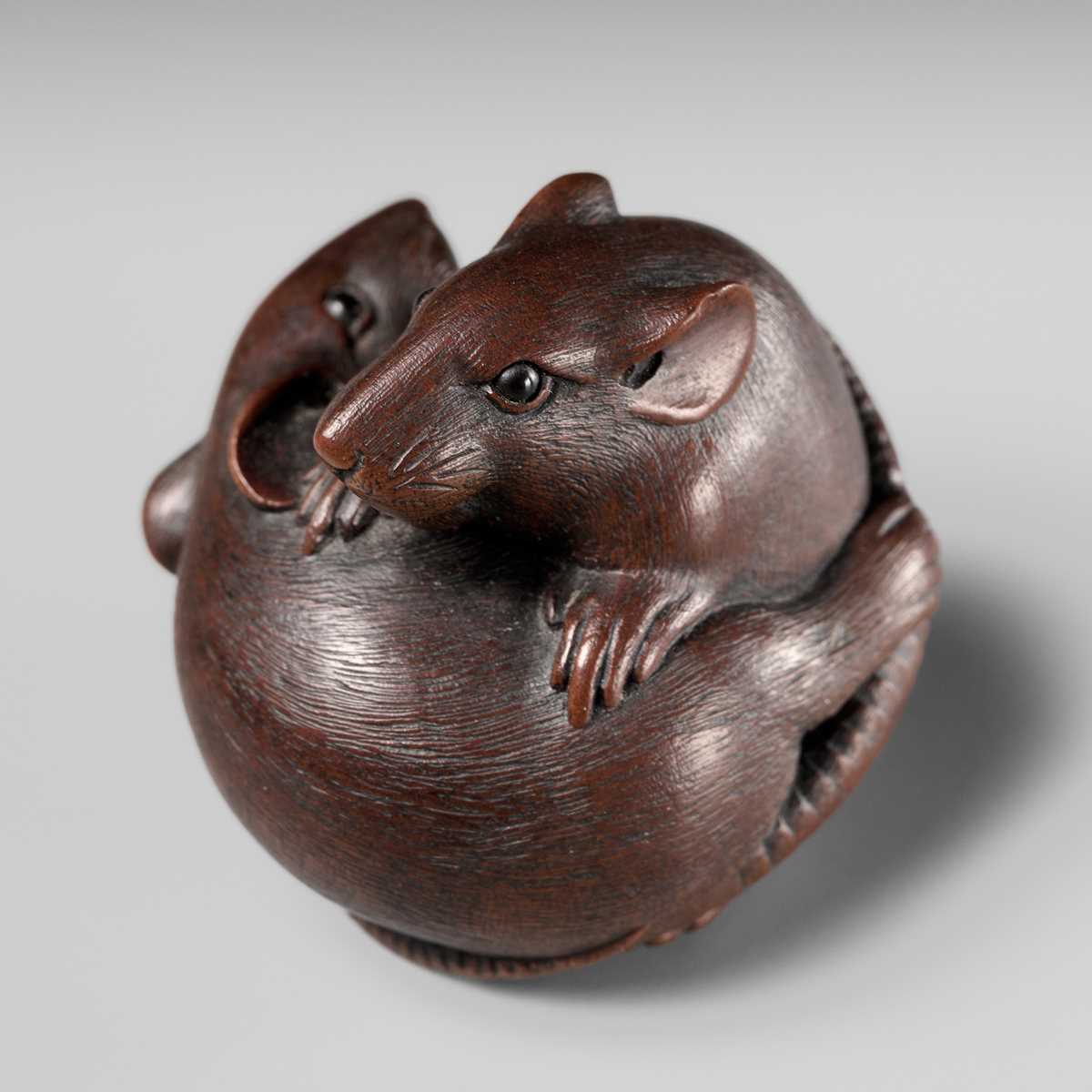 Lot 193 - ITTAN: A SUPERB WOOD NETSUKE OF TWO PLAYING RATS
