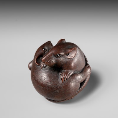 Lot 193 - ITTAN: A SUPERB WOOD NETSUKE OF TWO PLAYING RATS