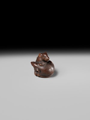 Lot 193 - ITTAN: A SUPERB WOOD NETSUKE OF TWO PLAYING RATS