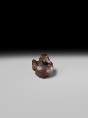 Lot 193 - ITTAN: A SUPERB WOOD NETSUKE OF TWO PLAYING RATS