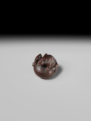 Lot 193 - ITTAN: A SUPERB WOOD NETSUKE OF TWO PLAYING RATS