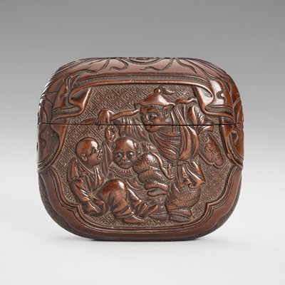 Lot 1482 - A FINE WOOD TONKOTSU (TOBACCO BOX) WITH FIGURAL SCENES