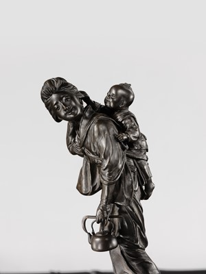 Lot 33 - UDAGAWA KAZUO: A SUPERB TOKYO SCHOOL BRONZE OKIMONO OF A BIJIN AND CHILD