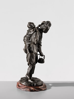 Lot 33 - UDAGAWA KAZUO: A SUPERB TOKYO SCHOOL BRONZE OKIMONO OF A BIJIN AND CHILD
