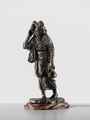 Lot 33 - UDAGAWA KAZUO: A SUPERB TOKYO SCHOOL BRONZE OKIMONO OF A BIJIN AND CHILD