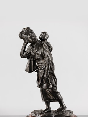 Lot 33 - UDAGAWA KAZUO: A SUPERB TOKYO SCHOOL BRONZE OKIMONO OF A BIJIN AND CHILD