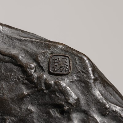 Lot 33 - UDAGAWA KAZUO: A SUPERB TOKYO SCHOOL BRONZE OKIMONO OF A BIJIN AND CHILD