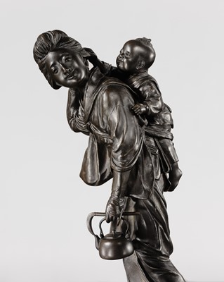 Lot 33 - UDAGAWA KAZUO: A SUPERB TOKYO SCHOOL BRONZE OKIMONO OF A BIJIN AND CHILD