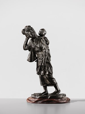 Lot 33 - UDAGAWA KAZUO: A SUPERB TOKYO SCHOOL BRONZE OKIMONO OF A BIJIN AND CHILD