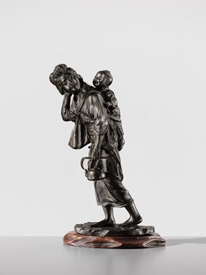 Lot 33 - UDAGAWA KAZUO: A SUPERB TOKYO SCHOOL BRONZE OKIMONO OF A BIJIN AND CHILD