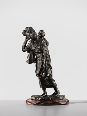 Lot 33 - UDAGAWA KAZUO: A SUPERB TOKYO SCHOOL BRONZE OKIMONO OF A BIJIN AND CHILD