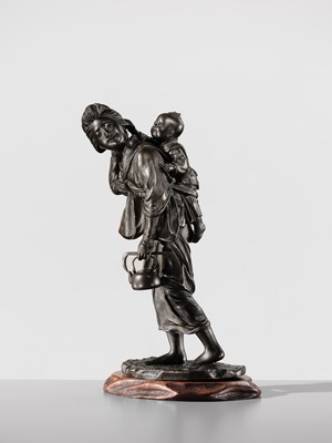 Lot 33 - UDAGAWA KAZUO: A SUPERB TOKYO SCHOOL BRONZE OKIMONO OF A BIJIN AND CHILD