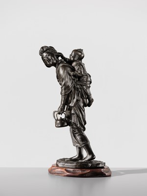 Lot 33 - UDAGAWA KAZUO: A SUPERB TOKYO SCHOOL BRONZE OKIMONO OF A BIJIN AND CHILD