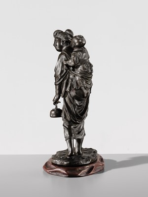 Lot 33 - UDAGAWA KAZUO: A SUPERB TOKYO SCHOOL BRONZE OKIMONO OF A BIJIN AND CHILD