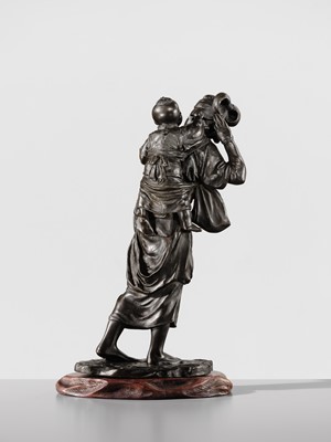 Lot 33 - UDAGAWA KAZUO: A SUPERB TOKYO SCHOOL BRONZE OKIMONO OF A BIJIN AND CHILD