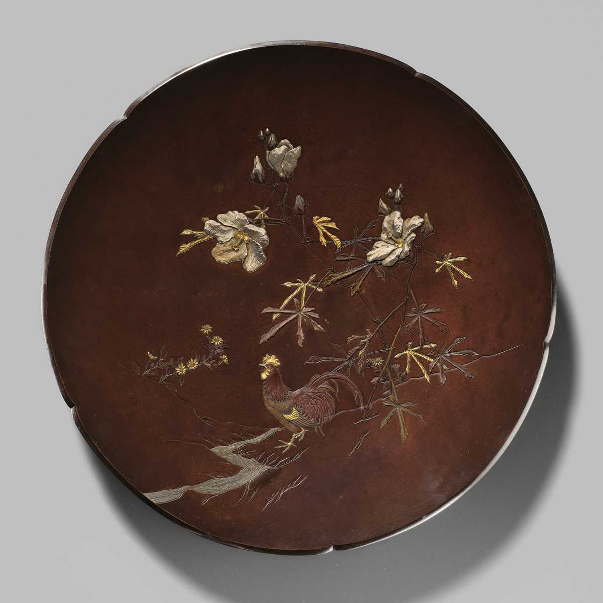 Lot 17 - NOGAWA: A FINE INLAID BRONZE LOBED DISH WITH COCKEREL AND HIBISCUS