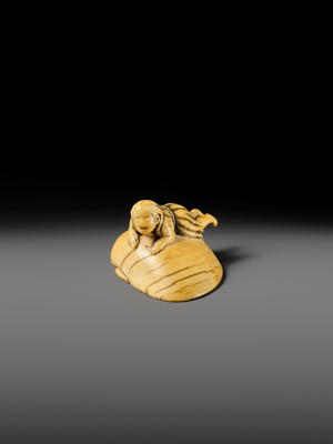 AN IVORY NETSUKE OF A FISHERGIRL (AMA) ON A LARGE CLAM
