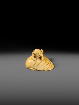 AN IVORY NETSUKE OF A FISHERGIRL (AMA) ON A LARGE CLAM