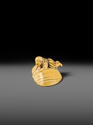 AN IVORY NETSUKE OF A FISHERGIRL (AMA) ON A LARGE CLAM