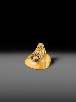 AN IVORY NETSUKE OF A FISHERGIRL (AMA) ON A LARGE CLAM